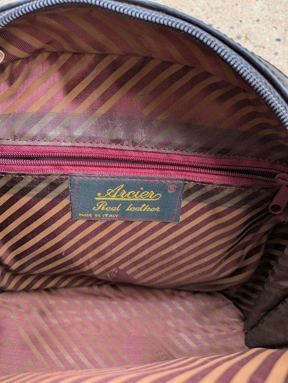 Arcier Vintage Made In Italy Classic Black Leather Shoulder Bag - Gold Hardware - Picture 6 of 8